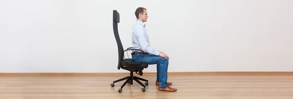 Mann in ergonomischer Sitzposition